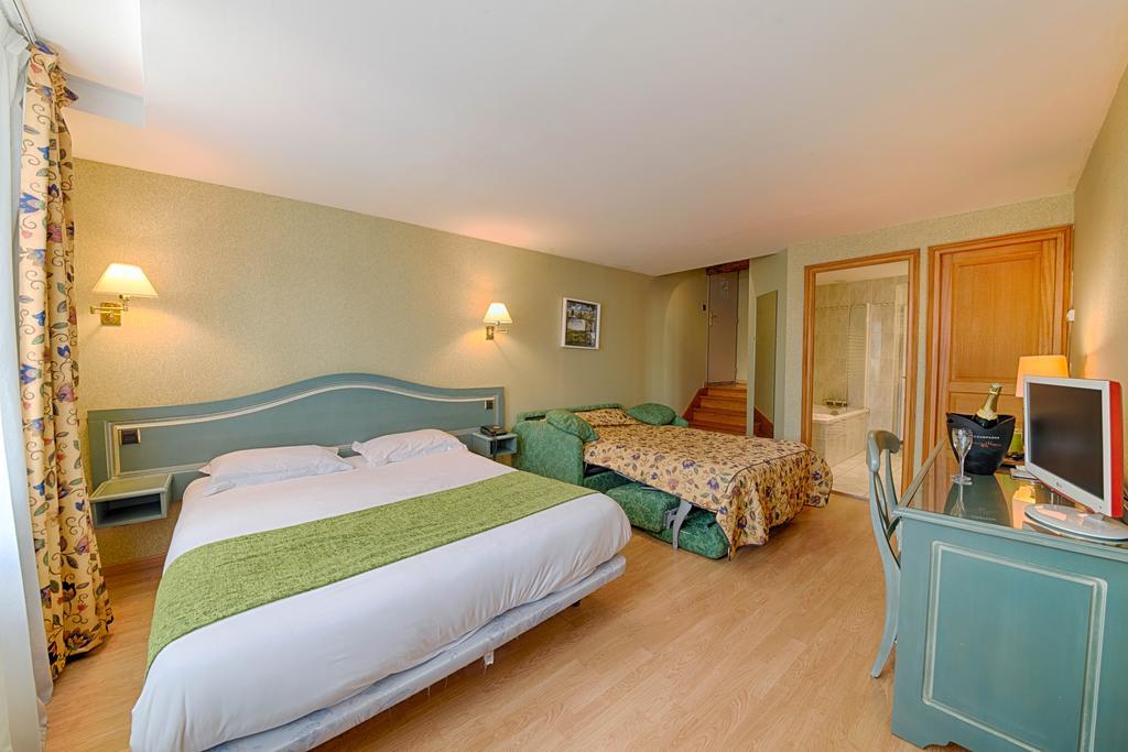 Logis Le Tadorne Hotel Piney Eksteriør billede
