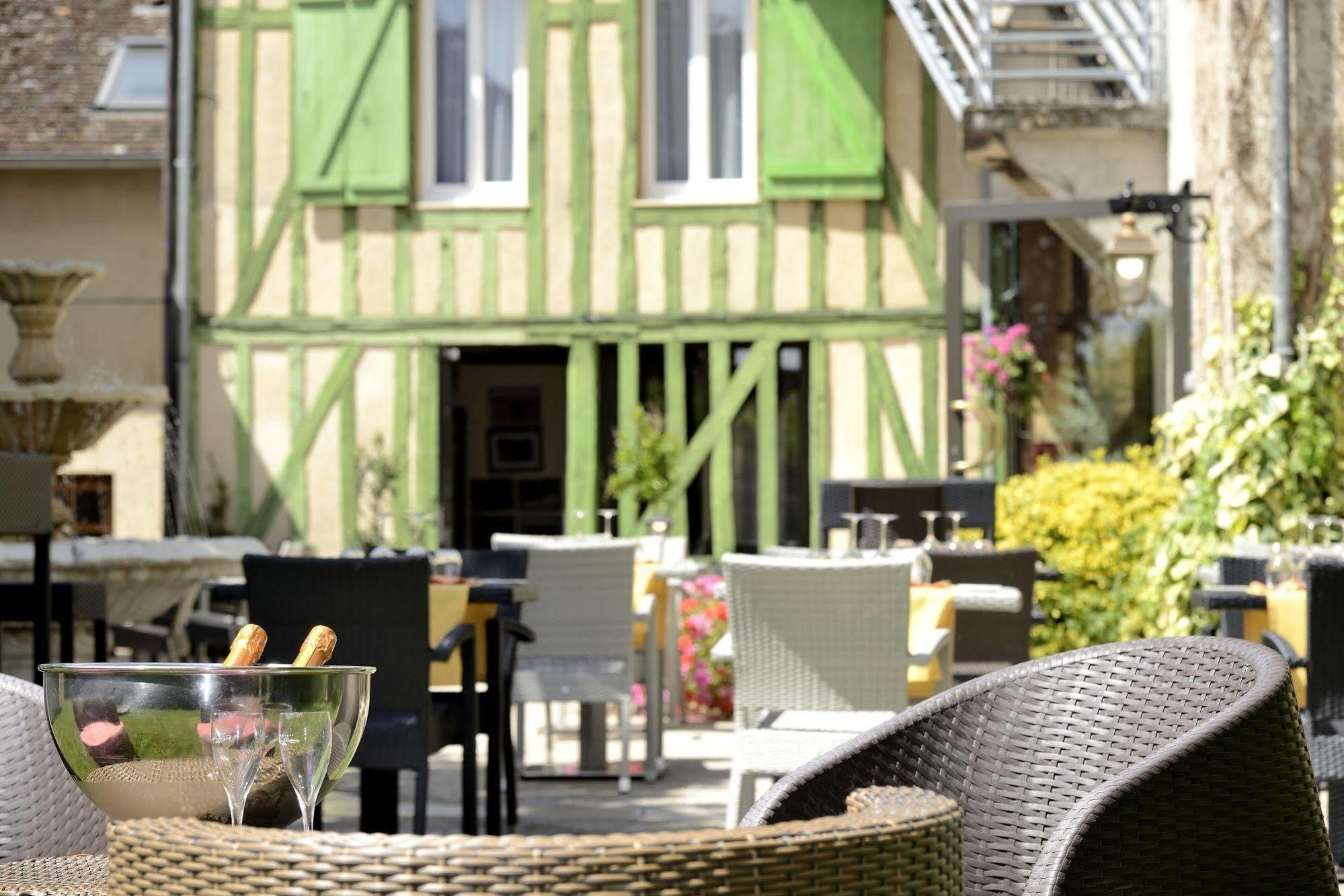 Logis Le Tadorne Hotel Piney Eksteriør billede